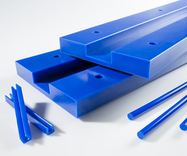 Röchling has developed LubX® CV: Especially for systems to be operated at higher speeds and therefore higher productivity. LubX® CV has exceptionally good sliding properties and at the same time exhibits a very low temperature development. Both results in lower wear and a longer lifespan of the entire system. Speziell für Anlagen, die mit höheren Geschwindigkeiten und somit höherer Produktivität betrieben werden sollen, hat Röchling LubX® CV entwickelt. LubX® CV verfügt über außergewöhnlich gute Gleiteigenschaften bei gleichzeitig niedrigster Temperaturentwicklung. Beides hat einen geringeren Abrieb und eine lange lebensdauer des gesamten Systems zur Folge.